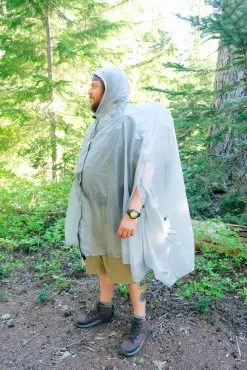 Six Moon Designs Gatewood Cape 4 Six Moon Designs Gatewood Cape -Survie en plein air six moon design gatewood cape 03